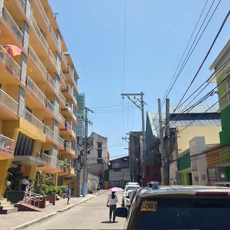 Crossroads Hostel Manila Mandaluyong Esterno foto