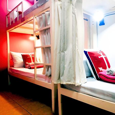 Crossroads Hostel Manila Mandaluyong Esterno foto