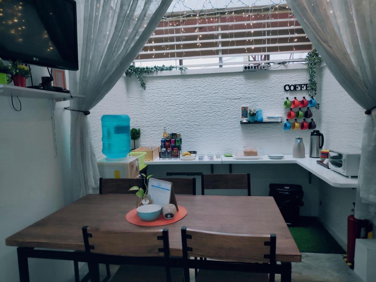 Crossroads Hostel Manila Mandaluyong Esterno foto