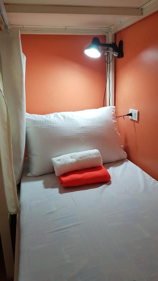Crossroads Hostel Manila Mandaluyong Esterno foto