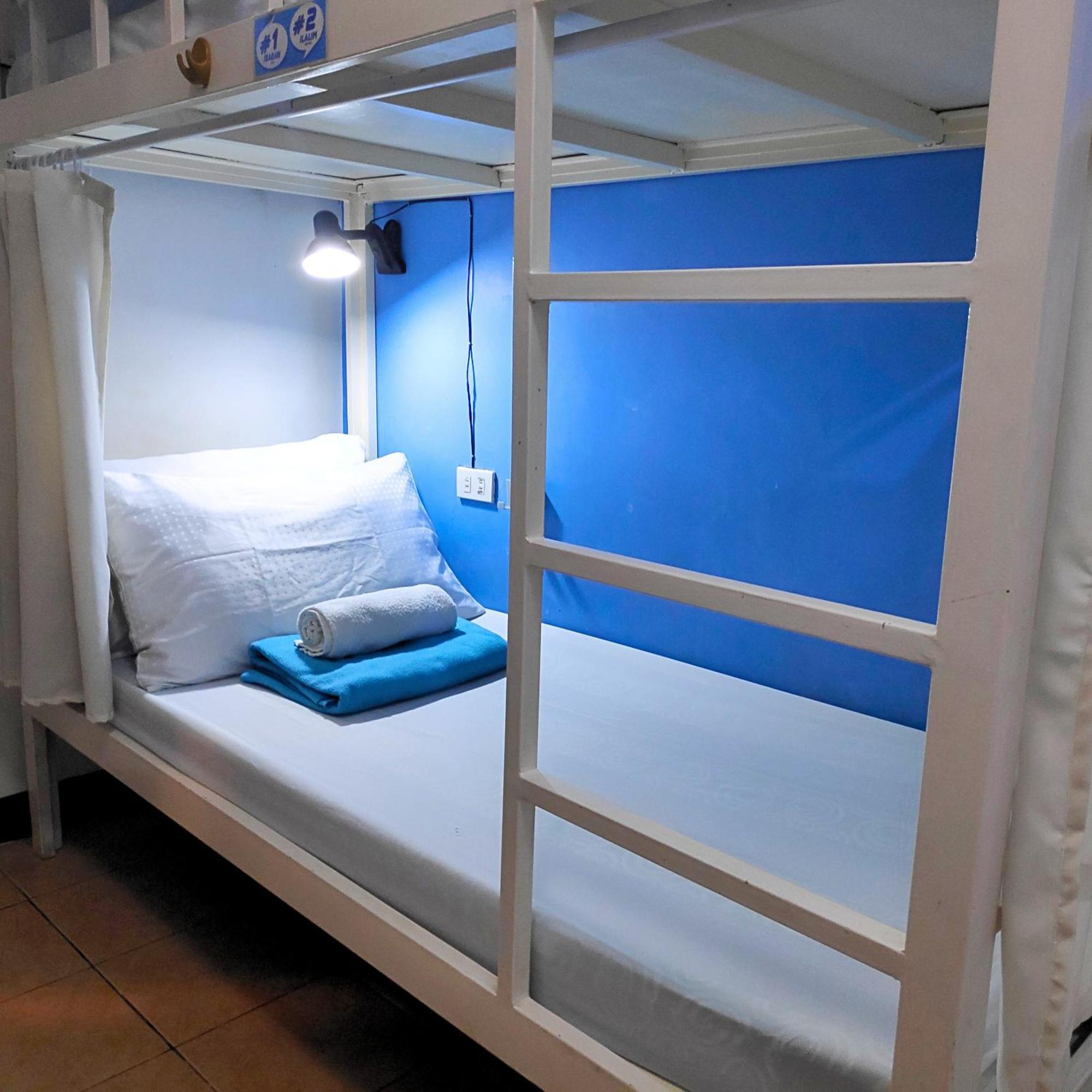 Crossroads Hostel Manila Mandaluyong Esterno foto