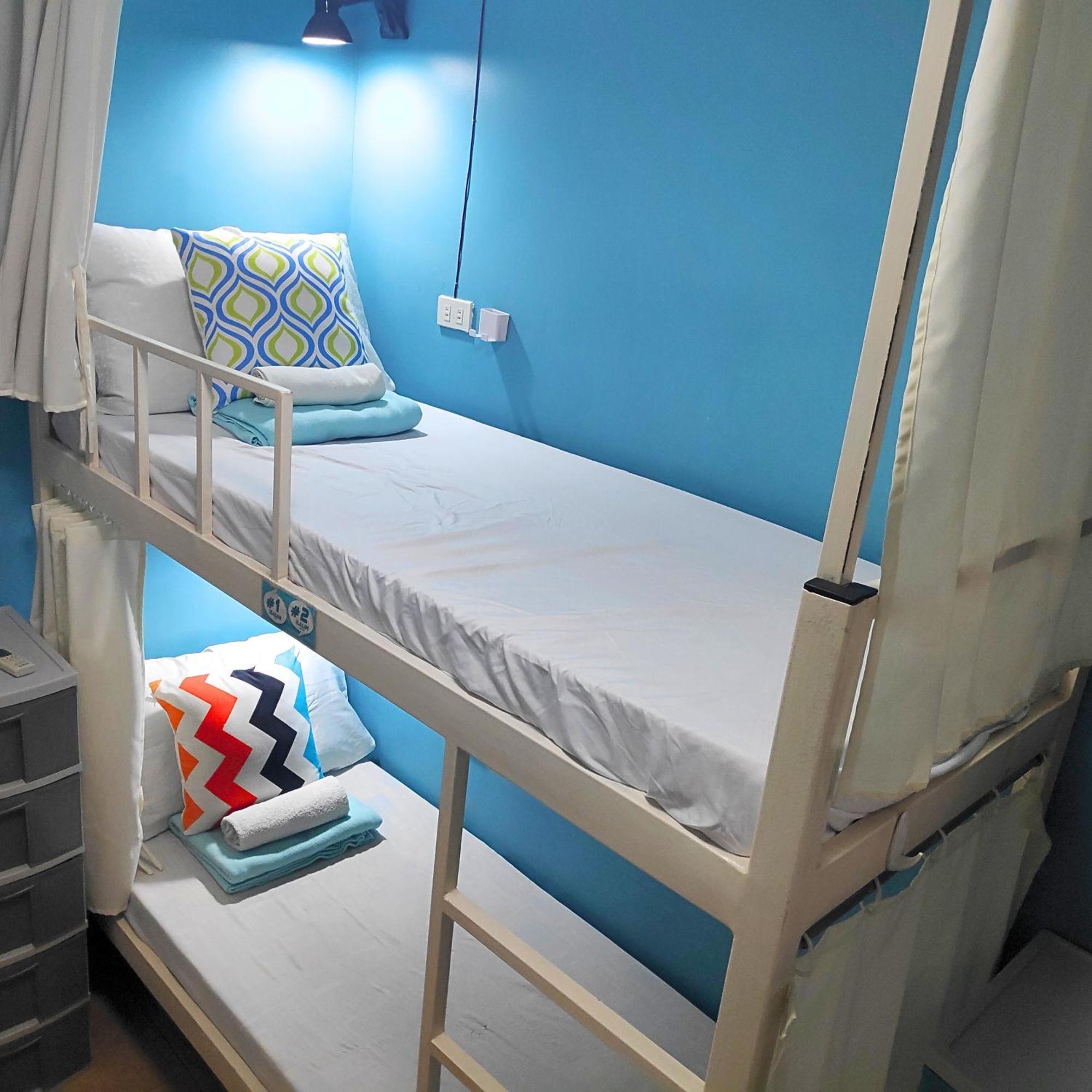 Crossroads Hostel Manila Mandaluyong Esterno foto