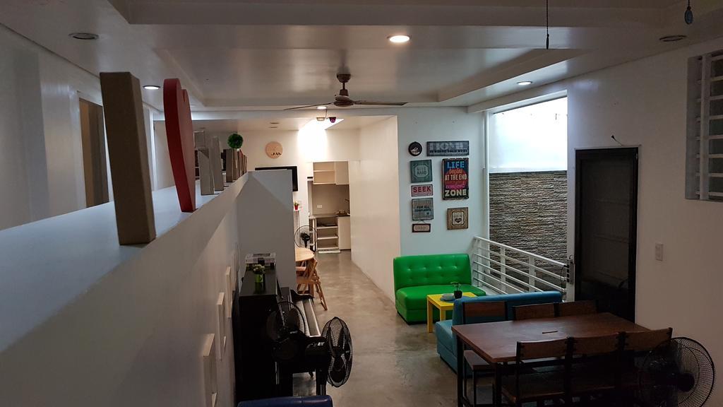 Crossroads Hostel Manila Mandaluyong Esterno foto