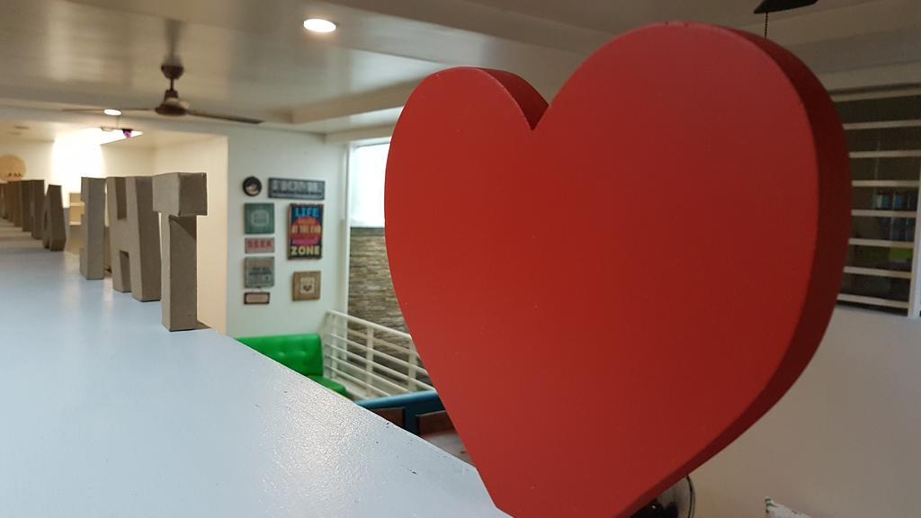 Crossroads Hostel Manila Mandaluyong Esterno foto