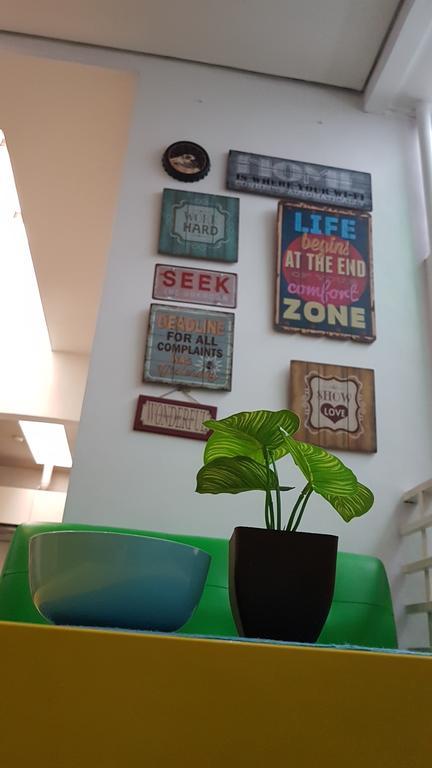 Crossroads Hostel Manila Mandaluyong Esterno foto