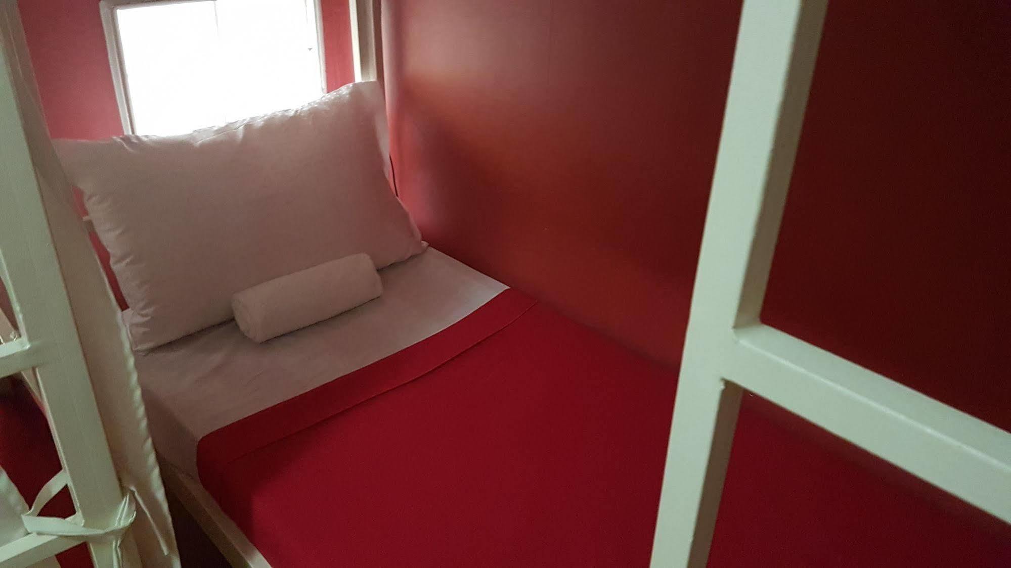 Crossroads Hostel Manila Mandaluyong Esterno foto