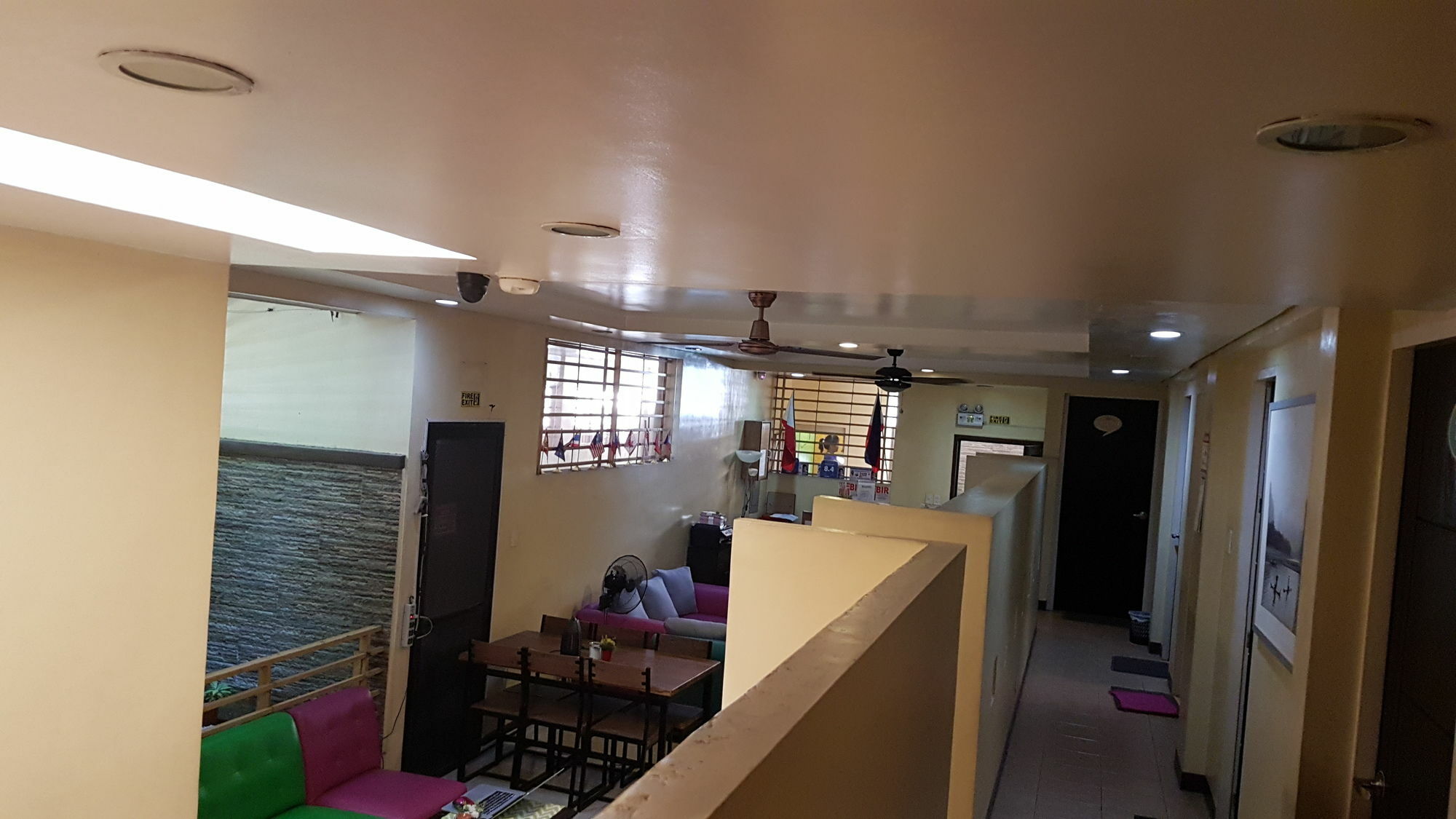 Crossroads Hostel Manila Mandaluyong Esterno foto