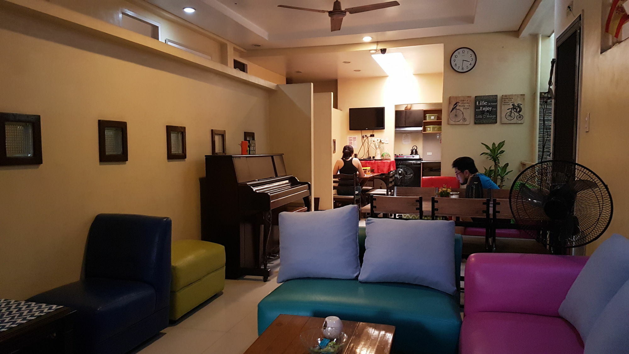 Crossroads Hostel Manila Mandaluyong Esterno foto