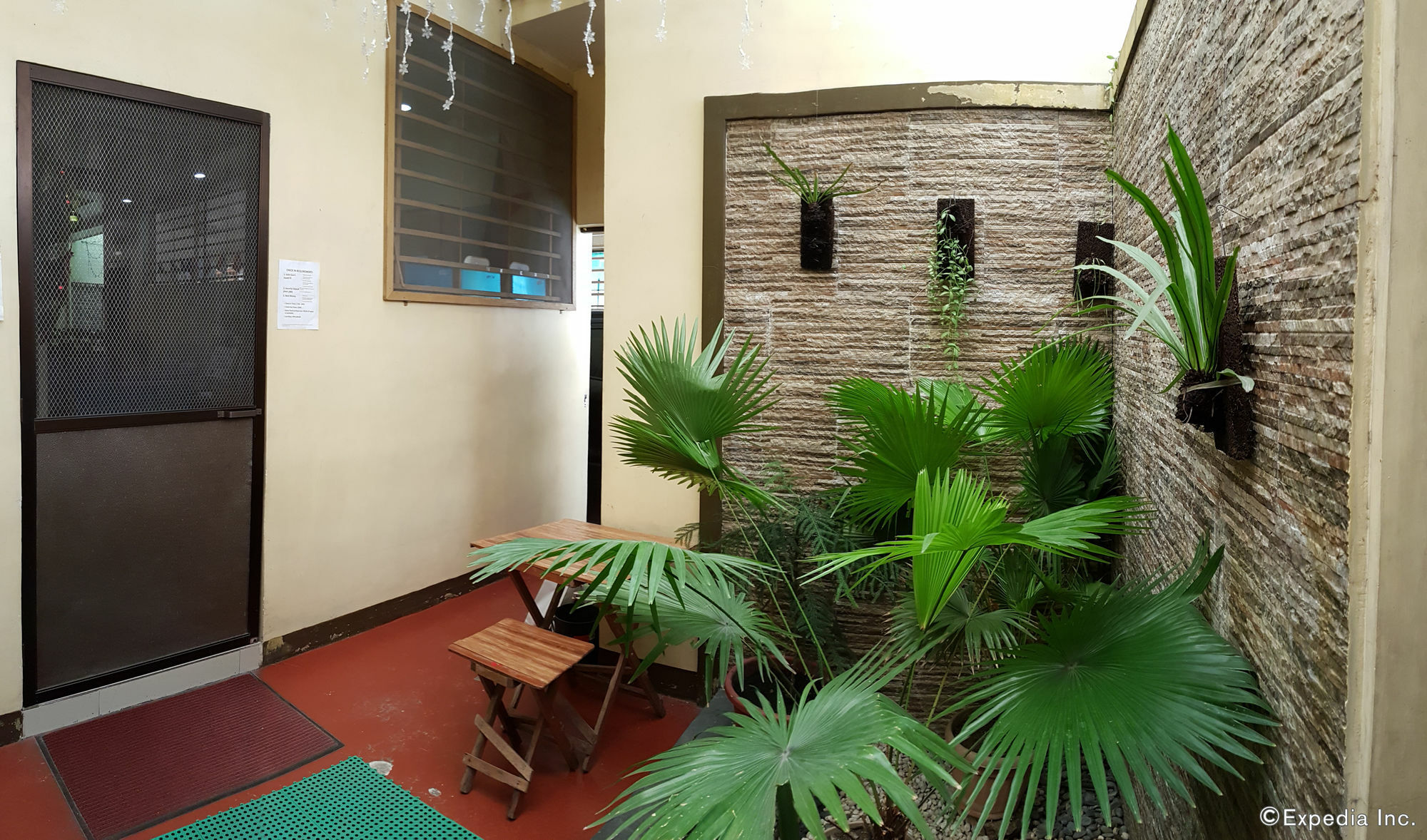 Crossroads Hostel Manila Mandaluyong Esterno foto