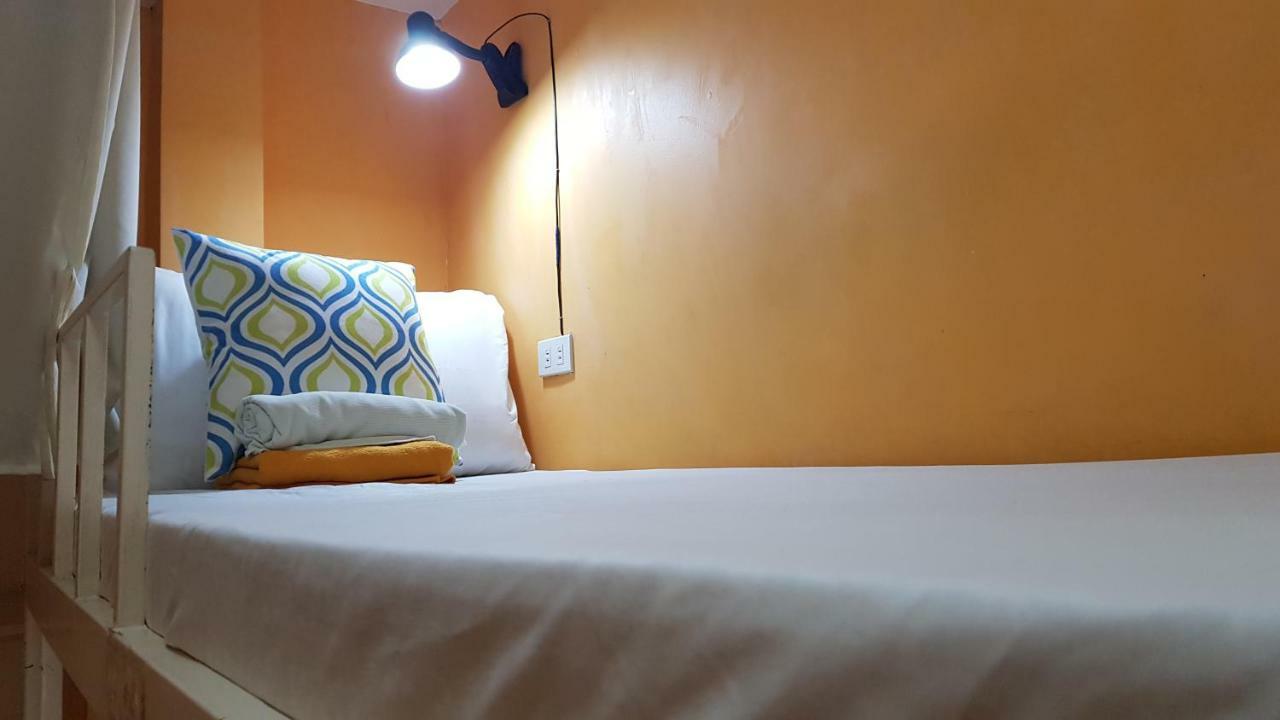 Crossroads Hostel Manila Mandaluyong Esterno foto
