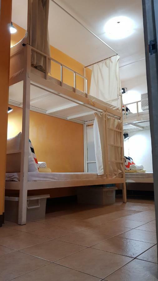 Crossroads Hostel Manila Mandaluyong Esterno foto